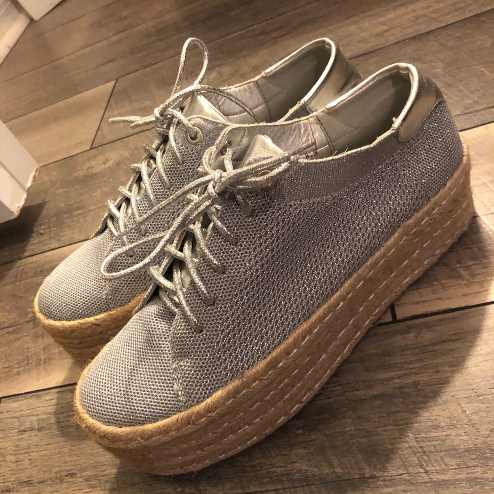 NEW. Slip on platform sneakers